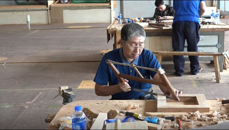 挑战最牢固凳子 不用钉子胶水却怎么摔都不散 挑战最牢固凳子 不用钉子胶水却怎么摔都不散