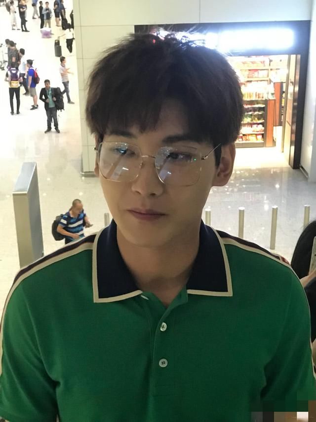 明星素颜和路人同乘一部电梯,真实颜值一般,和