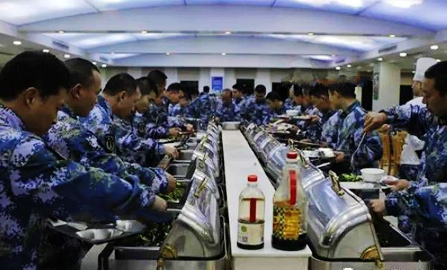 解放军从建军之日起就严格规定“官兵一致”,具体落实到吃饭这个问题上不像一般外军那样军官和士兵分开,而是按照工作地域、性质和岗位的不同将伙食分为四类标准:
一类灶:战士、与战士同餐的军官、国防施工分队和驻生活条件艰苦的边防、岛屿部队等;
二类灶:坦克和自行火炮修理分队、坦克和自行火炮分队、航空兵机务大队、驻高原地区部等;
三类灶:水面舰艇人员、飞行学校学员等;
四类灶:常规潜艇人员、航空兵空勤人员、核潜艇人员、特种部队人员等。
图为潜艇兵享用最高级别的四类灶。