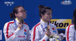 拿到奖牌能不高兴吗?来来来,让傅爷逗逗你!