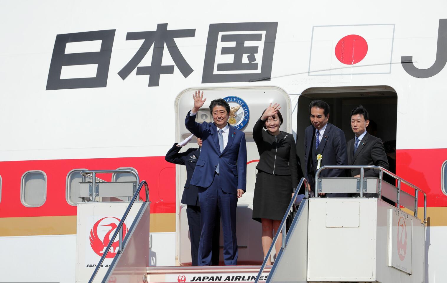 日本首相安倍晋三夫妇启程访华