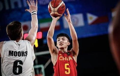 远18岁天才后卫称雄U21联赛!他是中国男篮未