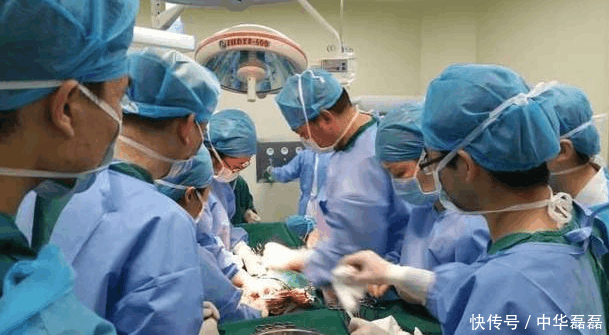 34岁孕妇36周剖腹早产, 医生剖开肚子腿发软, 家人泪流满面