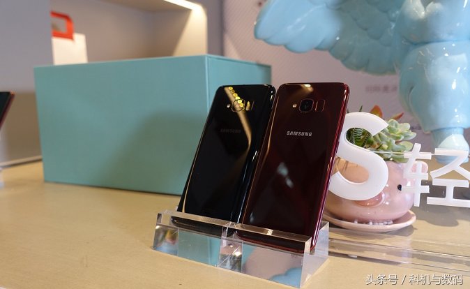 三星S8轻奢版真机,外观除了心率传感器之外和