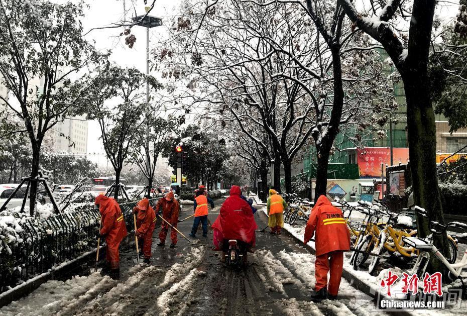 2018年1月4日，江苏扬州迎来了新年第一场雪，当日上午8时35分，扬州气象台升级暴雪黄色预警信号为暴雪橙色预警信号。至目前该市大部分地区已经出现10毫米以上的降雪，积雪深度已超10厘米。预计今天白天还将出现6小时10毫米以上的降雪。