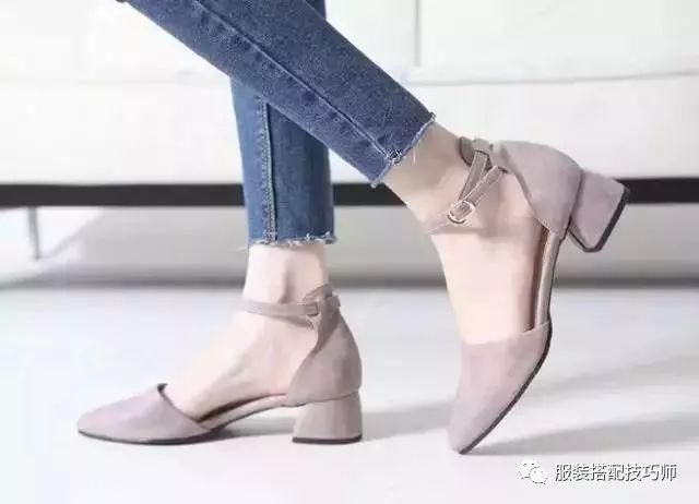 服装搭配:女生这样穿高跟鞋,不仅脚不疼还能美