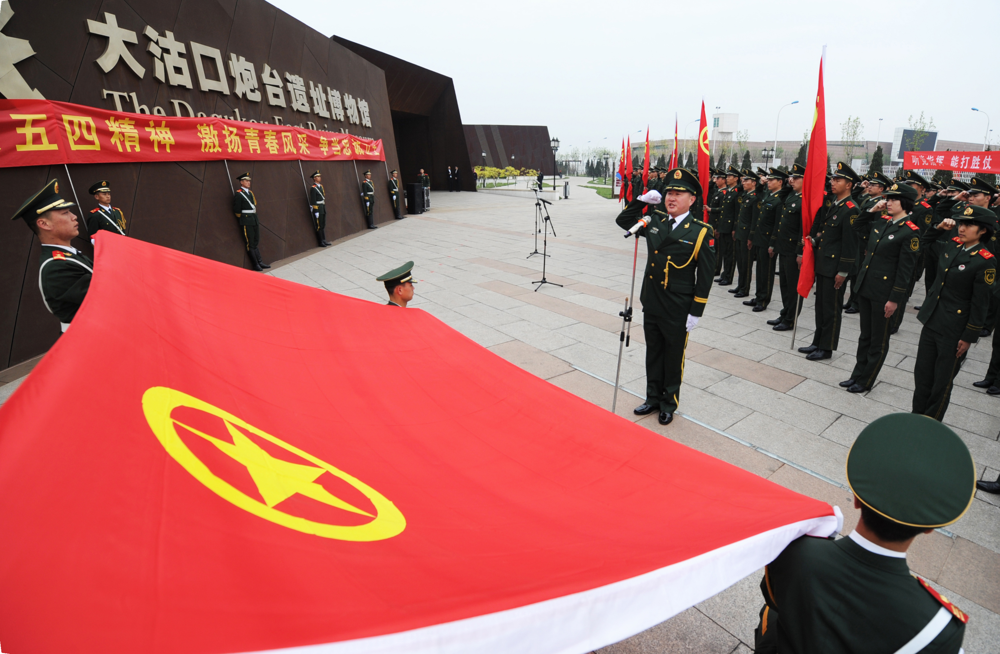 2013年5月3日,武警天津总队组织开展“五四”团日活动,教育引导官兵弘扬五四精神、激扬青春风采、争当忠诚卫士。江传景摄