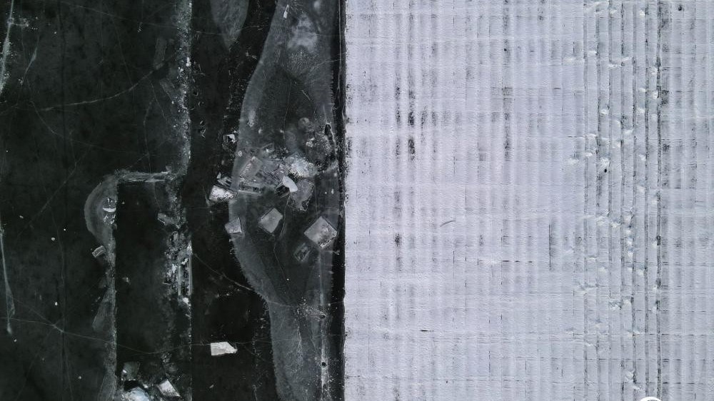 壮观!松花江残留采冰痕迹,俯瞰如抽象画作 壮观!松花江残留采冰痕迹,俯瞰如抽象画作