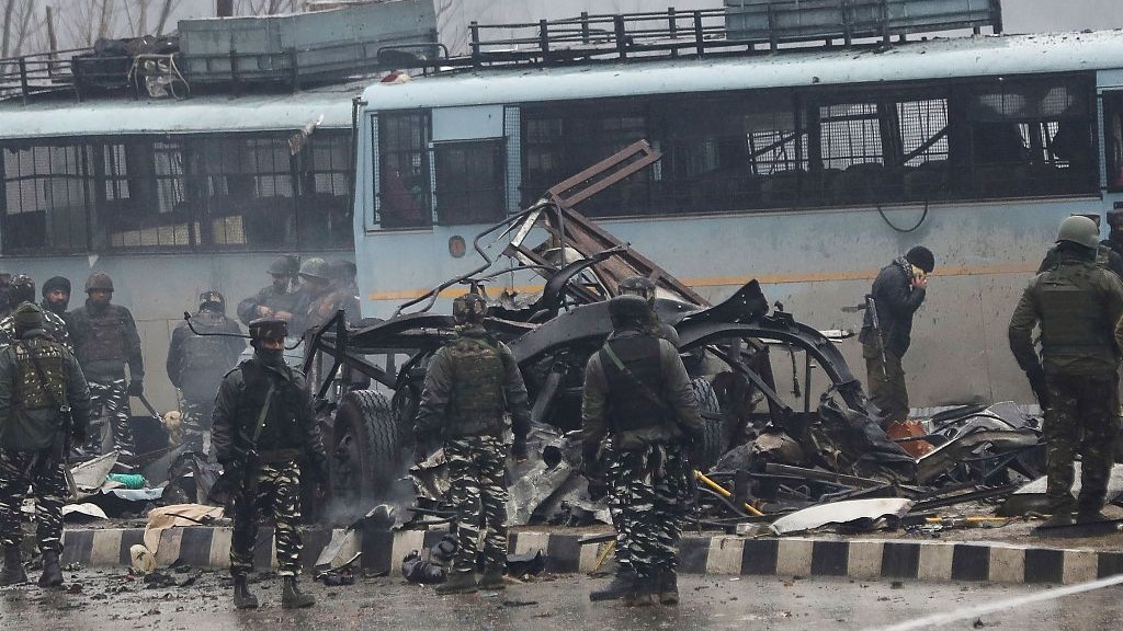 印度警察车辆遭恐袭 已致数十人死亡