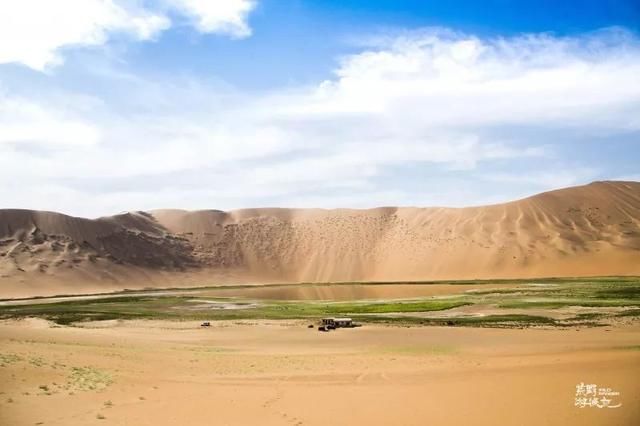 巴丹吉林沙漠里竟然有这么多色彩斑斓的海子