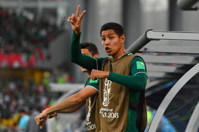 墨西哥是怎么向场内球员通报韩国对德国比分的