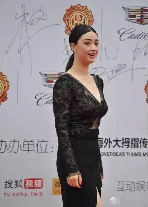 刘涛蒋欣同穿黑色蕾丝礼服,一个性感迷人,一个