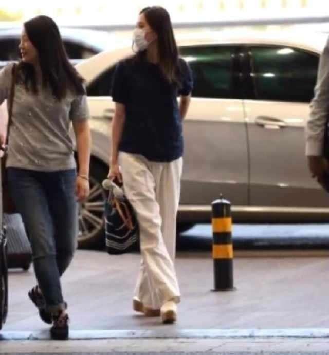 刘诗诗挺孕肚与四爷现身商场,保镖十多名抢镜