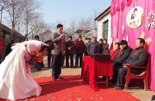二婚女友态度强硬要我半年赚够十万彩礼,岳母
