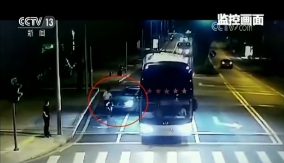 昆山砍人案执法画面首次曝光 于海明被砍后拿