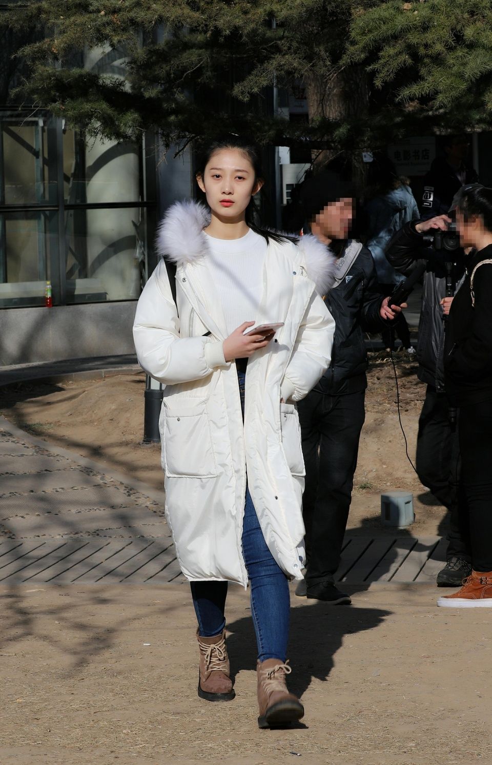 北电艺考现场,白色羽绒服女生淡然自若,一身艺