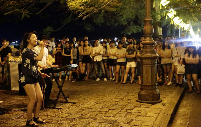 镜头下的越南:街头女孩跳韩国舞唱中文歌