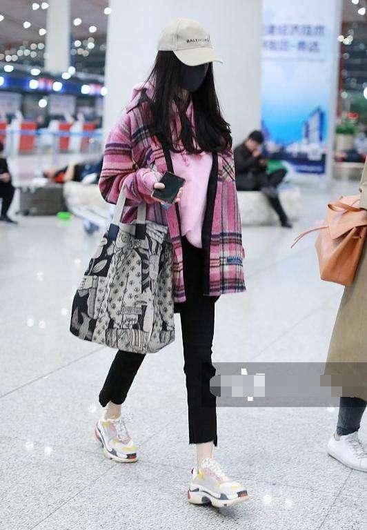 杨幂赶早班机困到站着睡觉 粉色卫衣外搭格子