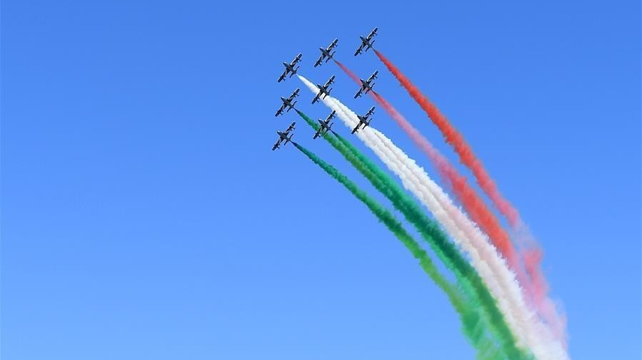 意大利“三色箭”飞行表演队举行飞行表演