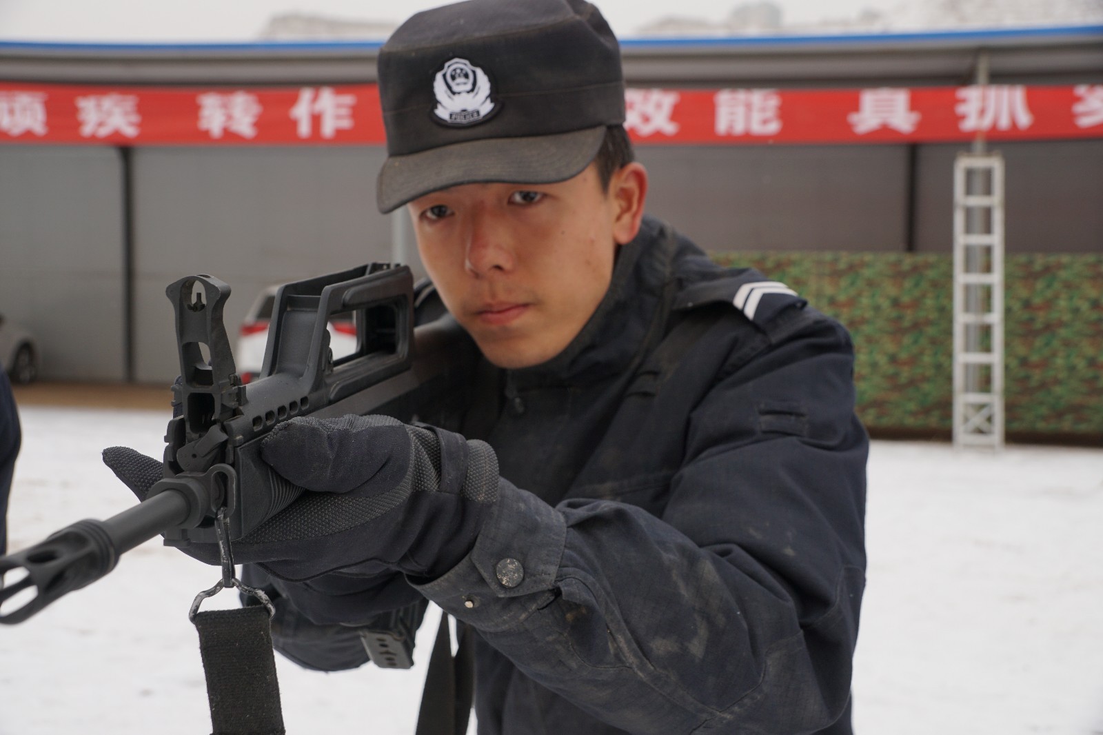 兰州特警忍受寒冷考验雪中野外作训