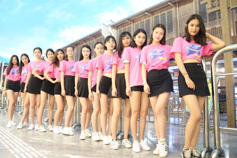 武汉百年老街惊现大长腿 行人纷纷驻足点赞