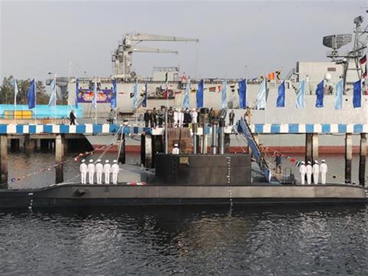 伊朗高调公开新型国产潜艇 配备反舰巡航导弹