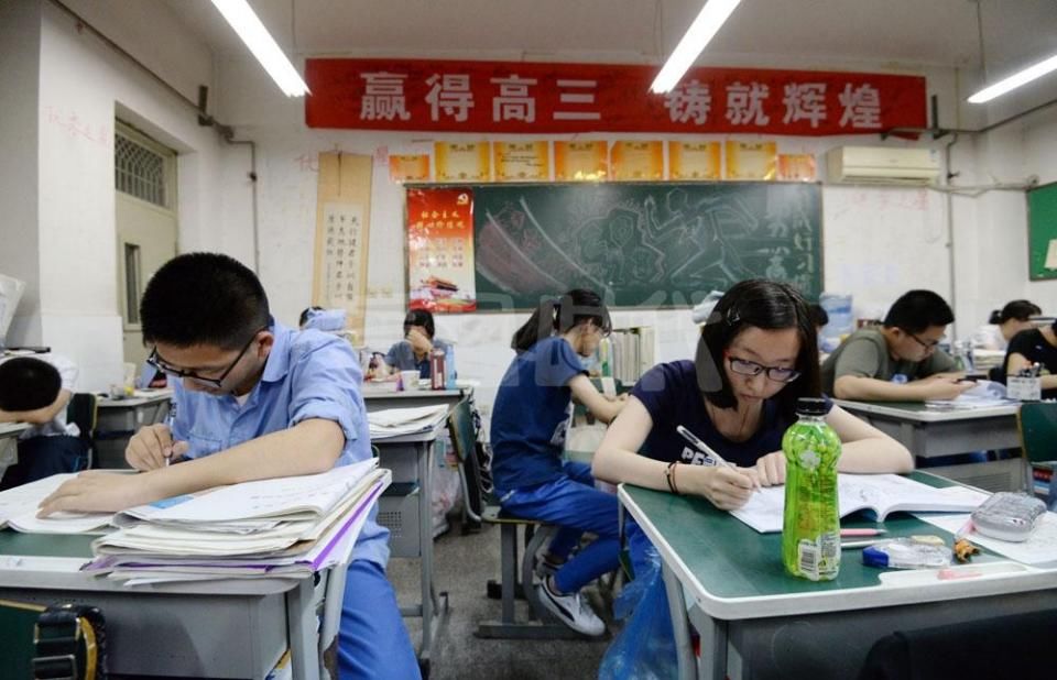 高考励志条幅亮瞎眼,00后学子埋头苦读,目标