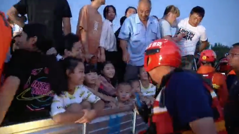 叔叔们辛苦了!小朋友向北京消防总队的指战员们表示感谢 叔叔们辛苦了!小朋友向北京消防总队的指战员们表示感谢