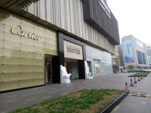 有市民向记者反映, 在黑虎泉西路贵和购物中心南门门口,发现了一个