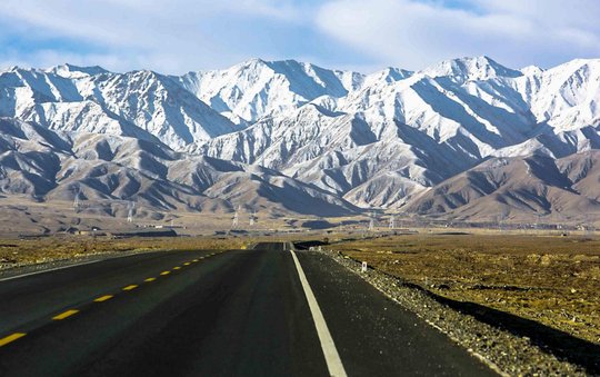 约530公里,g215线是唯一的通道,当金山是必经之地