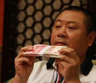 崔永元曝范伟避税合同,30天500万,网友:他不像