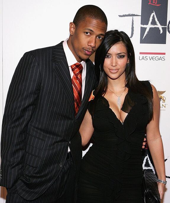 金还有一个非常知名的男友，他就是童星出身，演、唱、作三栖俱佳的尼克-卡农。两人也一度非常甜蜜，但在2007年卡戴珊性爱录像被曝光之后，卡农在无法忍受的情况下之下，与金分手。