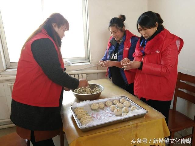 莒县平安志愿者牵手陵阳镇派出所开展节前敬老