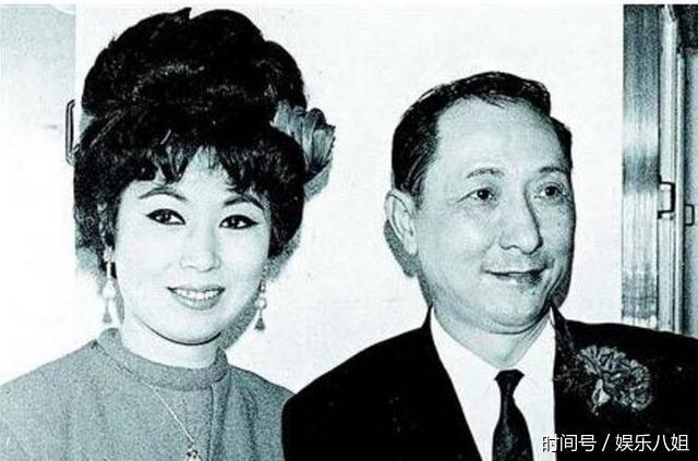 其实在1966年,于素秋女士就与粤剧名伶麦炳荣结婚,此后息影过上相夫
