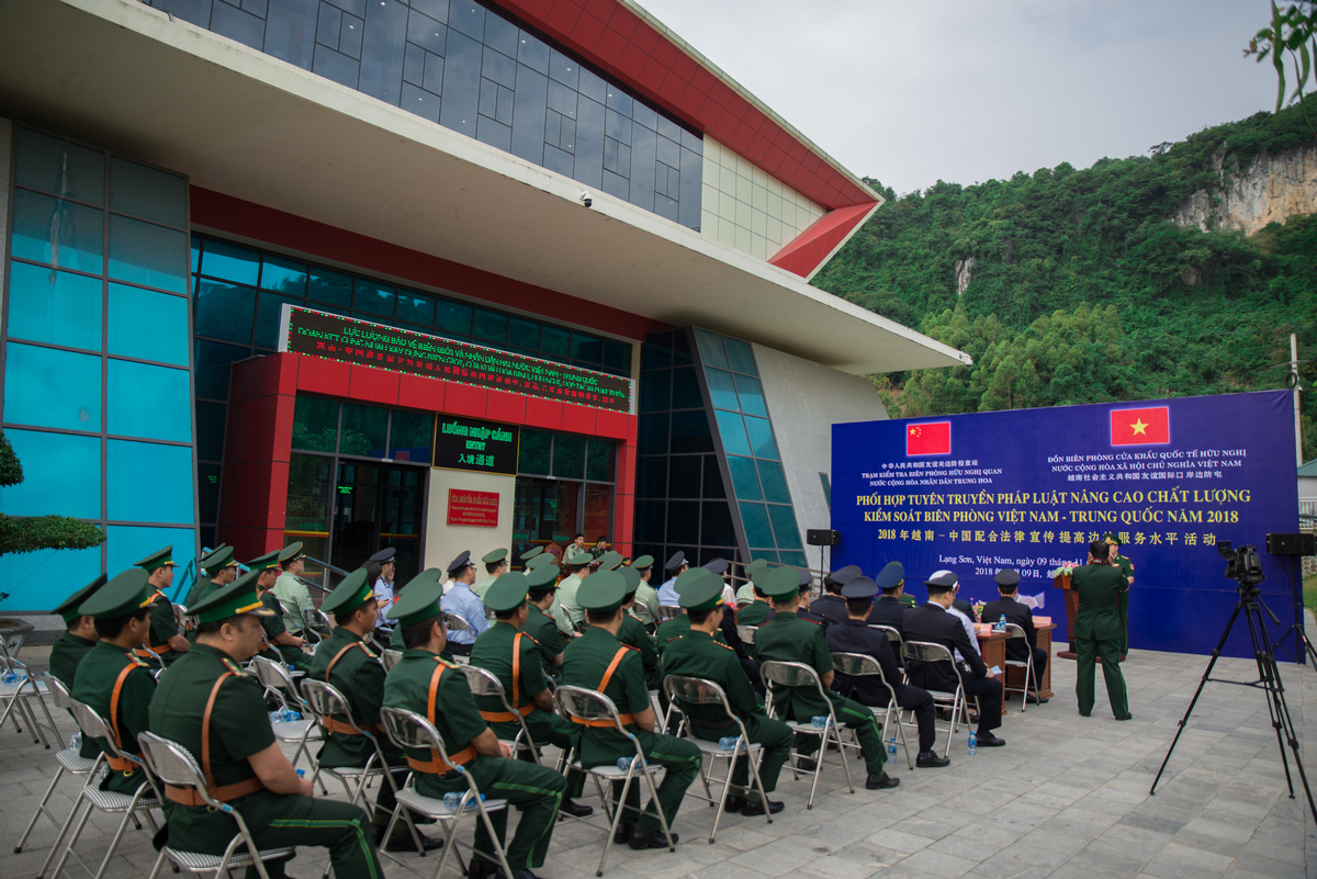 中越友谊关-友谊国际口岸联合宣传法律活动在越南谅山市举行