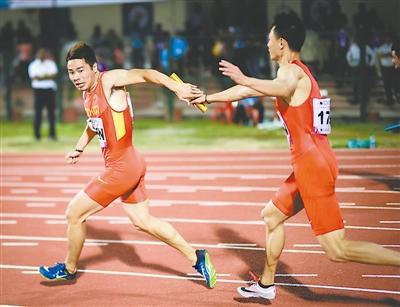 7月8日,中国队选手徐海洋(左)与别舸在比赛中交接棒.