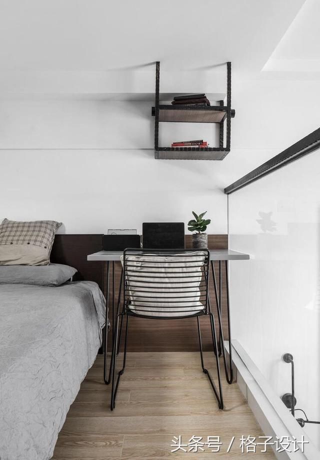 床头的一侧放了一张小型书桌,满足日常办公读写的需要.
