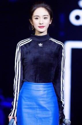 杨幂本想穿皮裙秀小蛮腰,没想到暴露了多年的