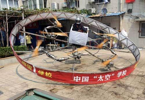 武汉农民舒满胜曾乘坐自制“飞碟”飞行。这艘“飞碟”直径4米，以8台发动机为动力。测试飞行时，他乘坐其在距离地面2米高的地方飞行了30秒。这个圆形的钢铁飞行装置制造成本超过3万元，也是舒满胜建造的第五艘类似“飞碟”。（资料来源：武汉晨报）