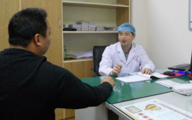 46岁男子去医院割包皮,医生看到他的女友后,立