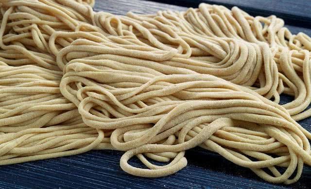 为什么外面卖的面条不黏连?原来是加了东西进