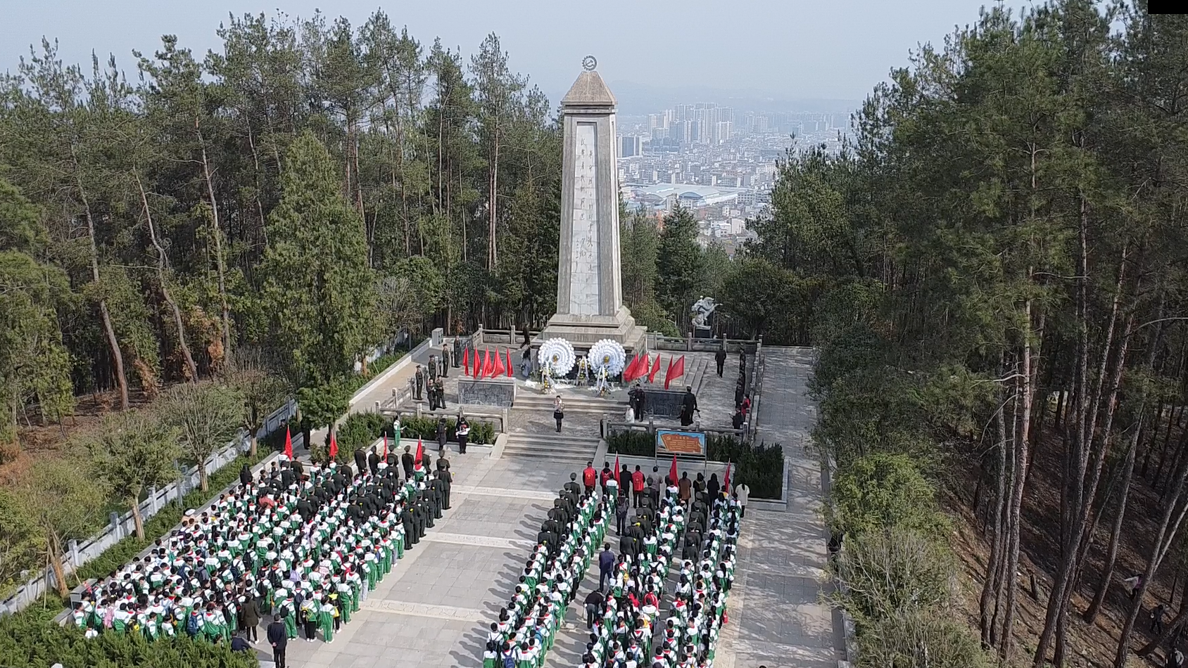 鲜花献英烈 哀思祭忠魂