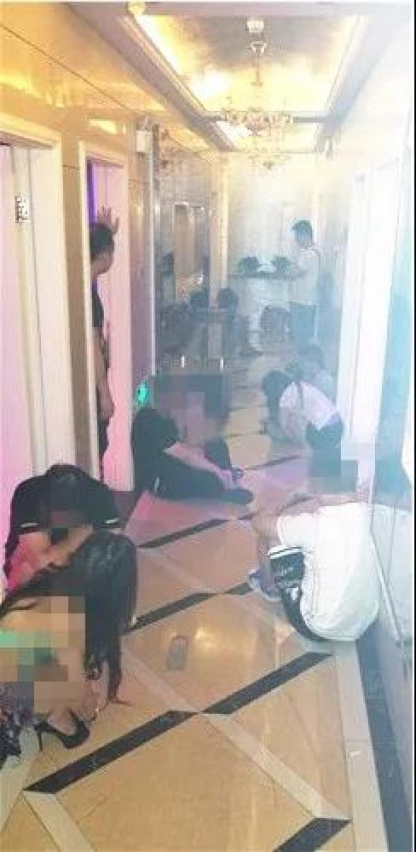 另外，有市民举报，在瑶海区北一环路某小区北门口有一处会所疑似有卖淫违法活动。接举报后，瑶海公安分局治安大队组织警力核实并查处，于8月3日晚，办案警察在该会所对面守候并派人对该会所进行暗访。通过三个多小时的守候发现，该会所确是“地下经营”的一处涉黄场所，从外表看整个会所没有灯光，但是不时会有工作人员和嫖客频繁进出。通过暗访，警察发现该会所分上下两层，一楼进门是吧台，有两名工作人员接待，生人熟人都可消费，客人进入会所后工作人员用随身携带的门禁卡将位于吧台旁边的玻璃门打开并带客人到二楼包厢挑选失足妇女。