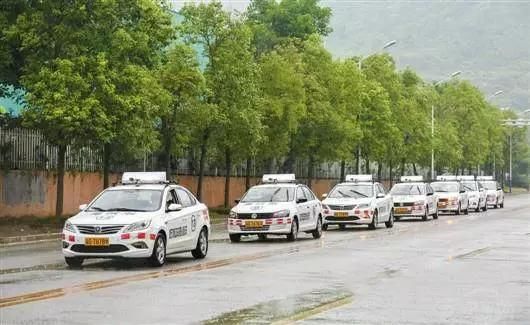 28岁男子考科目三,考完后竟对安全员拳打脚踢