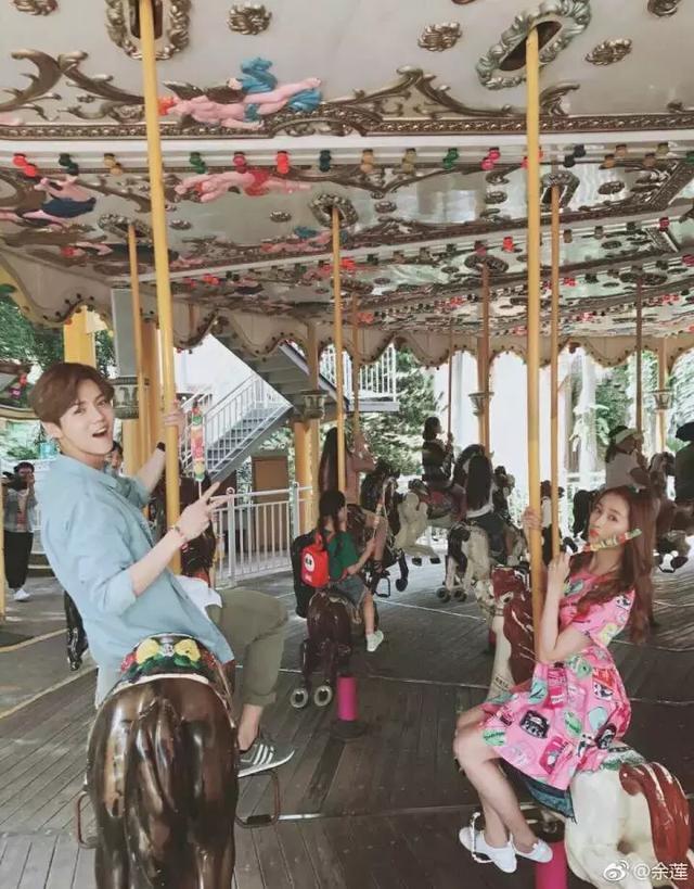 鹿晗带关晓彤去游乐园表情美滋滋,戴情侣帽所