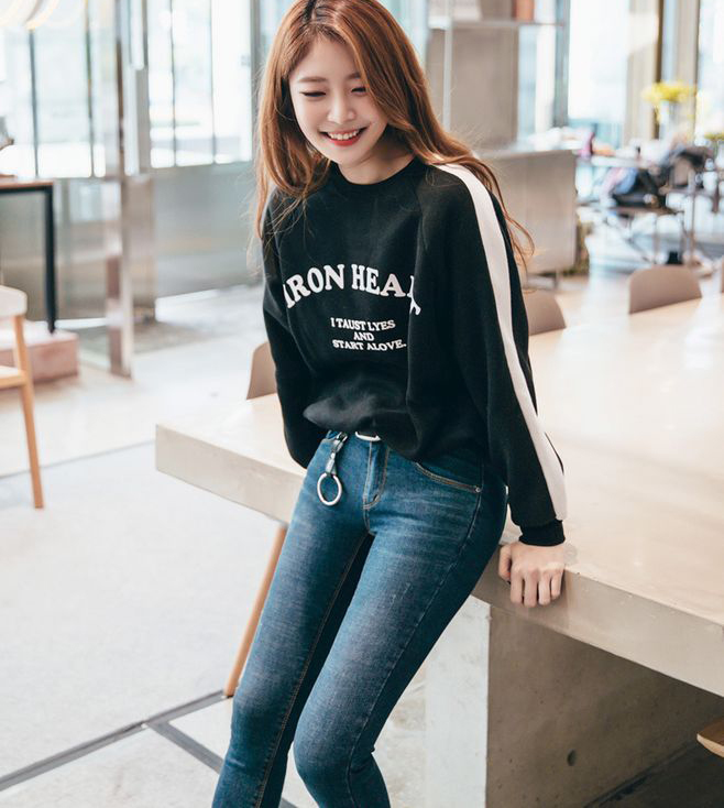 紧身牛仔裤美女,搭配裹胸上衣,尽显完美身材曲