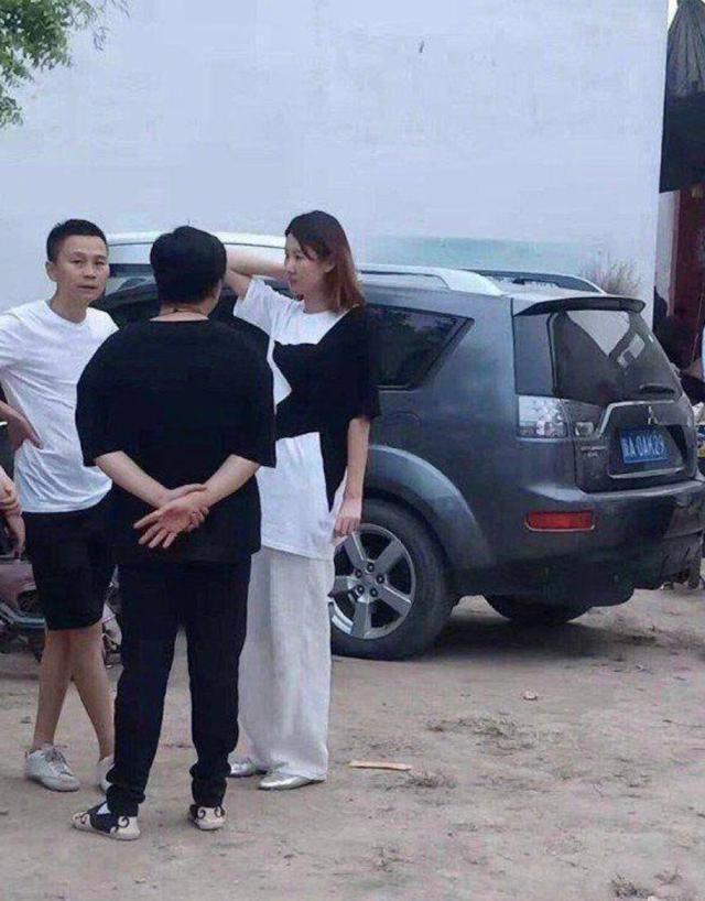 王宝强和绯闻女友冯清又同框?两人疑似同居(图1) 王宝强和绯闻女友冯清又同框?两人疑似同居(图1)