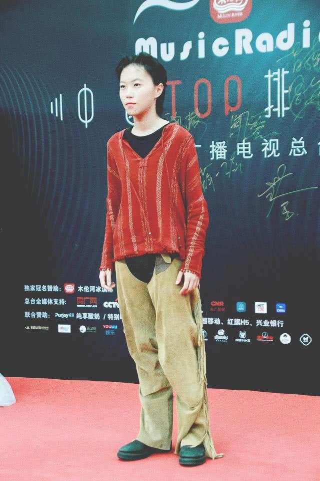 窦靖童洗掉下巴死亡线纹身, 假小子秒变淑女