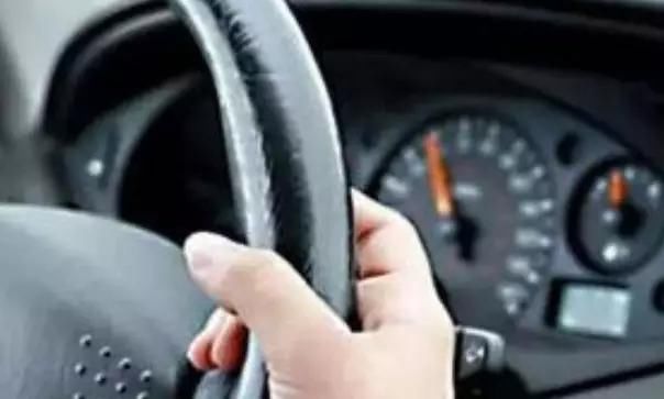 一个人开车是不是新手,看他有没有这7个特征就