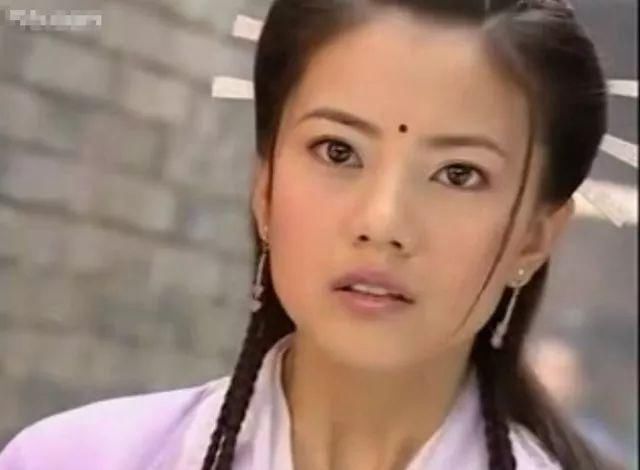 高圆圆晒夏日短发照,竟然神似郑爽,她有无怀孕